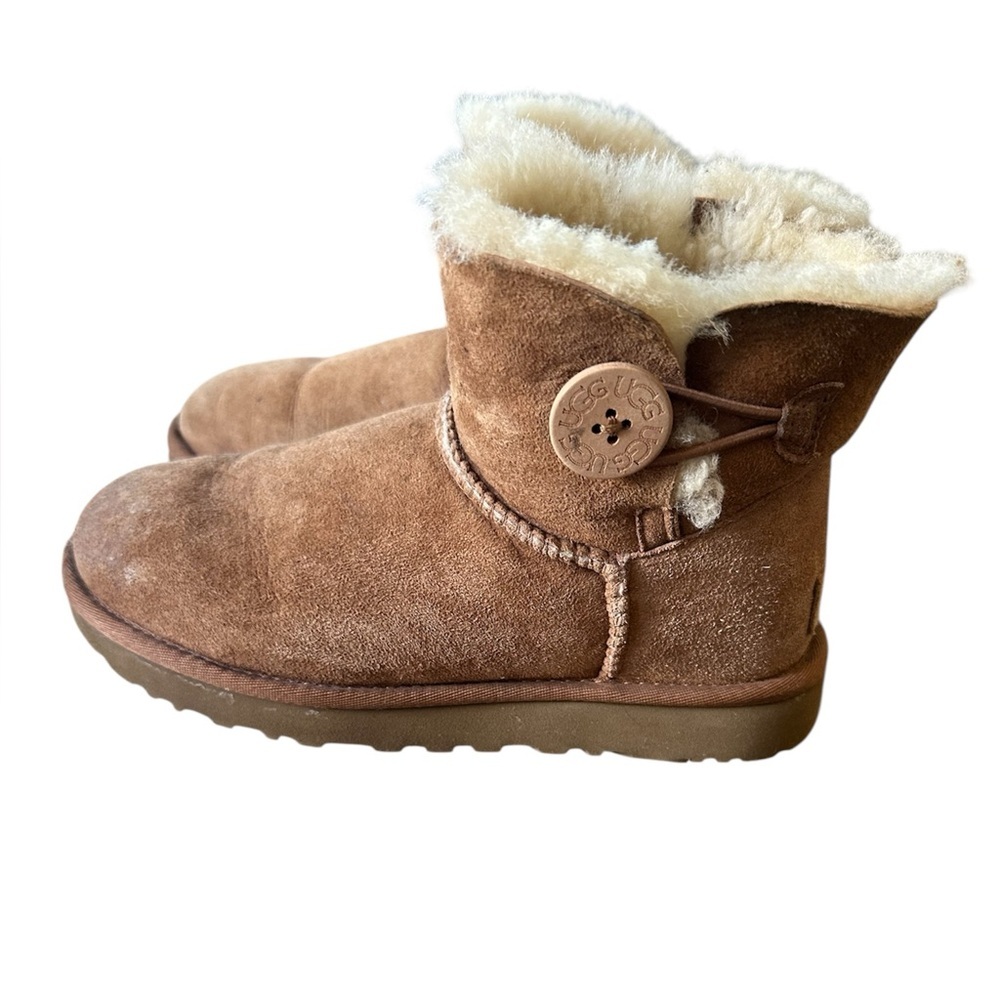 UGG Classic Bailey Button Short Boots Chestnut Suede Shearling Lined Size 6
